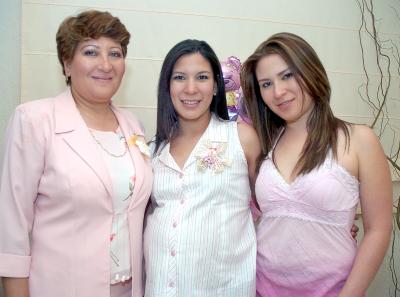 ma_06042006 
Sandra de la Cruz y Karla Magaña organizaron una fiesta de canastilla en honor a Nayancy Magaña de Valles.