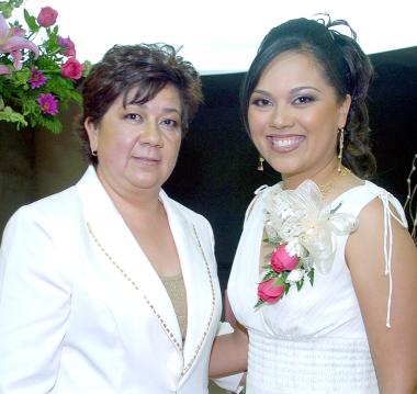 de_07042006 
 Rocío de la Rosa Pérez acompañada por su mamá Petty Pérez de la Rosa, quien le ofreció una despedida de soltera por su cercana boda