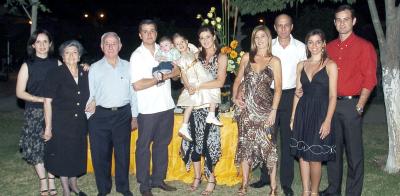 gr_07042006 
Daniel González García y juliana Teixeira de González con sus hijos Lucas y Daniela, de los señoeres Carolina González, Eva de González, Arsenio González, Marluce Teixeira de Mendoca