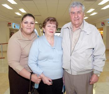 vi_07042006 
 Francisco Aguilera, Teresa de aguilera y Marcela viajaron a Madrid