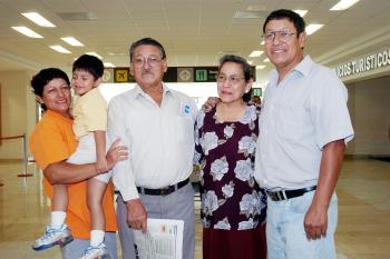 vi_07042006
 Mariano Onofre viajó a Tuxtla y lo despidió la Familia Onofre Agüero