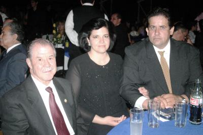 va_07042006 
Hermano Everardo Márquez Padilla, José Luis Martínez de la Fuente y Alma Leclerc de Martínez