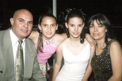 va_07042006 
 Ricardo Olivares Porras y Lucía López de Olivares con sus hijas Lucía y Carla