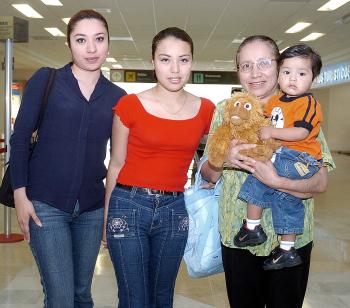 vi_08042006 
 Maribel Lares viajó a México la despidió Mary Andrade, Carmen Lares y Miguelito