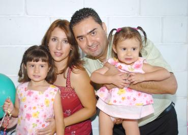 ni_09042006  Paola Rodríguez Ortíz cumplió 4 años de vida, y sus papás Catalina Ortíz de Rodríguez y Víctor Rodríguez Sánchez, y su hermanita, le prepararon una divertida fiesta