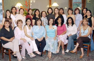 GR_09042006  Numerosas familiares y amigas compartieron una agradable tarde junto Iliana Estela González Barajas en su despedida de soltera