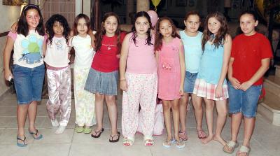 GR_09042006
Regina en Compañía de sus amigas, blanca Contreras, Daniela Parada, Marcela de la Peña , Érika Marcos, Anita Ávalos, Deniss Martínez, Mitchelle Martínez y Cecilia Parada