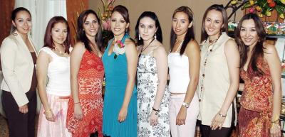 GR_09042006 Tania Pérez García recibió siceras felicitaciones de sus amigas, en la despedida de soltera que le organizaron, por su próxima boda con César Eduardo Flores Mendoza