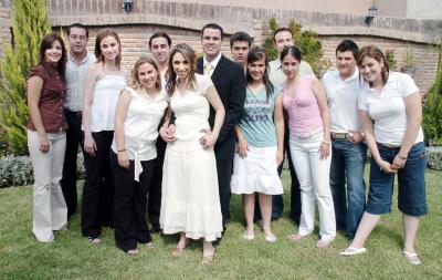 GR_09042006 Rocío Quiroga Oranday y Marcelo Sifuentes López, acompañados por un grupo de amigos, en el festejo que se ofreció con motivo de su cercano enlace matrimonial