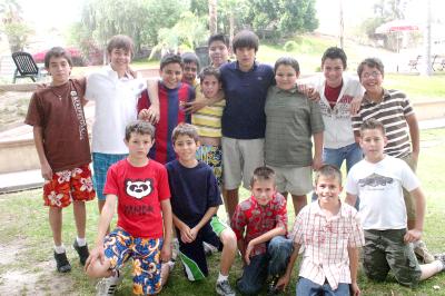 gr_09042006 
Luis Abraham Acuña Álvarez, acompañado por un grupo de amigos en la fiesta de cumpleaños que le fue organizada por su familia.