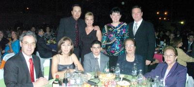 gr_09042006
María de la Luz de Barragán, Carmelita de Sánchez, Eugenio Fernández, Laura Sánchez, Hernán Sirgo, Óscar Gutiérrez, Norme de Gutiérrez, Javier Martínez y Bety de Martínez.