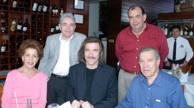 va_09042006 
El martes pasado estuvo en la ciudad el afamado Director Luis Cobos, quein fue captado en un elegante restaurante en compañía de los señores Josie y Ramón Iriarte, Jesús Campos y Luis Garza