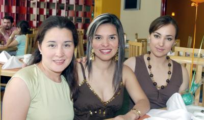 va_09042006 
 Lily Aguilera de Gutiérrez festejo recientemente su cumpleaños, acompañada por sus amigas, Silvia Flores de Segura  y Rocio vazquez de Gamboa