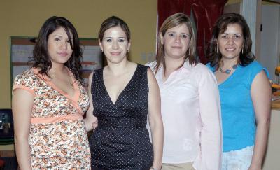 va_09042006 
Ana Lucía de Belotoski, disfrutó de una fiesta de canastilla para el bebé que espera, acompañada por Claudia de Acosta, Verónica Ávila y Arlette Ortiz.