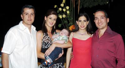 va_09042006 
Daniel González y Juliana Teixeira de González en la fiesta de su hijito Lucas, los acompañan Celso y Vanesa  Reyes.