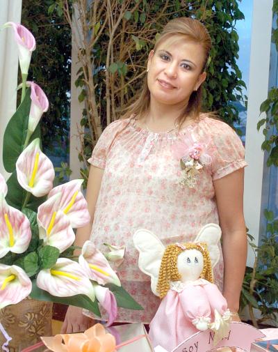 ma_09042006  Por el próximo nacimiento de su  tercera bebé, Rosalba Gómez de Alonso, disfrutó de una fiesta de Regalos que le ofrecieron Silvia y Lourdes Gómez