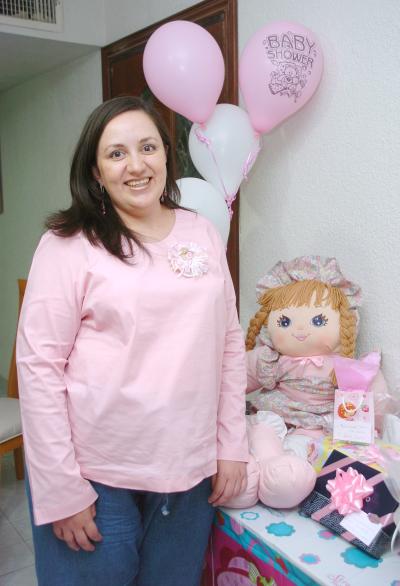 ma_09042006 Por el cercano nacimiento de su primera bebita, Verónica Orellana de Díaz de Sandi, Recibió Bonitos detalles en la fiesta de canastilla que le organizaron un grupo de amigas