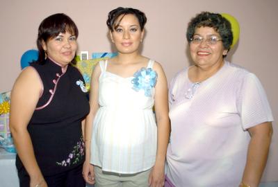 ma_09042006 
Elsa González de Torres acompañada por su mamá Patricia Adame de González y su hermana Patricia González, quienes le ofrecieron una fiesta de canastilla.