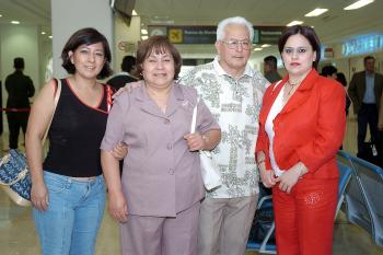 vi_09042006
Raymundo Quintana, María de Quintana y Rosa María Quintana volaron a Mérida.