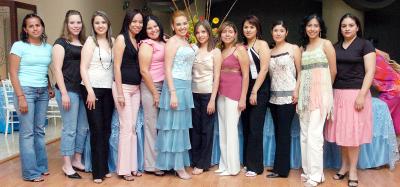 gr_11042006 
La novia acompañada por sus amigos, Marythé, Paloma, Clarissa, Tensy, Claudia, Cinthia, Susy, Perla, Cinthia, Alejandra y Tere .