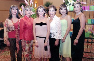 gr_10042006 
 Liliana Corres de Gonzalez, Susana Arratia, Amparo V. de Hinojosa, Payo Hinojosa de Yacamán, y Marcela Hinojosa Villar,  Junto a la Festejada