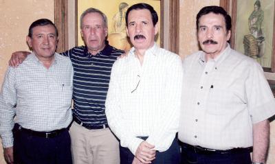 va_11042006 
Jesús de Lara, Eduardo Herrera, Ramón García de la Cruz y Miguel Ramos, en pasada reunión del club Sambradores de Torreón