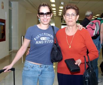vi_11042006 
Angelita de Villardel y Alejandra Aguilar viajaron a Barcelona
