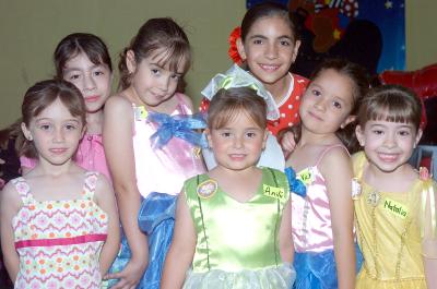 gr_11042006  Aniluú Reza Pérez Gavilán, acompañada por sus amiguitas, Anel, Luisa, Barbara, Mari Jose, vicky y Natalia, en el festejo que le prepararon sus papas al cumplir seis años de vida.