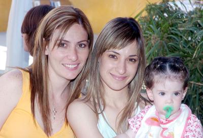 va_12042006 
 Elizabeth Giberth, Lenny de Colliere y Camile Colliere, captadas recientemente