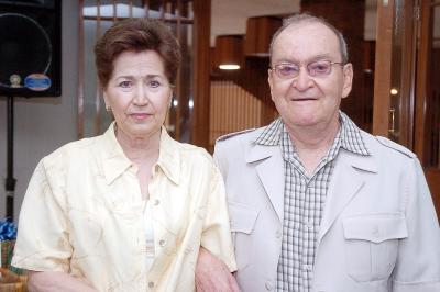 pa_11042006 Un feliz cumpleaños es el que paso don José María Iduñarte Acosta a quien lo acompaña su esposa María de la Paz