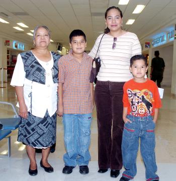 vi_12042006 
 Eunice Valdés viajó a los Angeles y fue despedida por María García, César y Sammuel Valdés