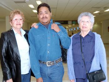 vi_12042006 
Julia Gallegos y Genoveva Murillo viajaron a Los Ángeles, las despidió Antonio Jaramillo