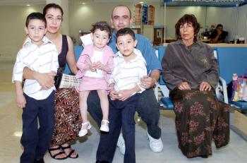 vi_12042006 
La Familia Castañeda Reyes viajó con destino a Los Ángeles