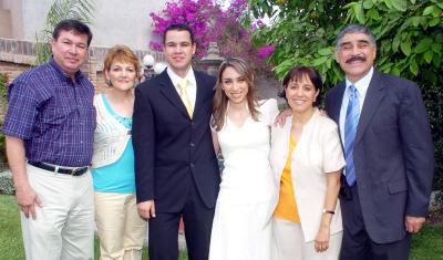 13042006  

Enrique Sifuentes López, María del Pilar López de Sifuentes, Rocío Oranday de Quiroga y Gustavo Quiroga Leos con sus hijos Rocío Quiroga Oranday y Marcelo Sifuentes López.