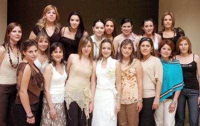 14042006 
Laura Patricia Michel Salinas recibió numerosas felicitaciones de sus amigas, en la despedida de soltera que le organizaron por su próximo enlace nupcial.