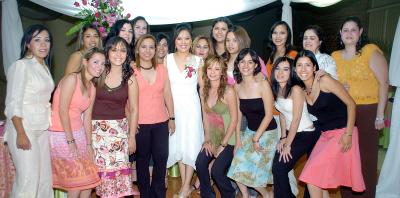 14042006 
Rocío de la Rosa Pérez disfrutó de una agradable despedida, en la que estuvo acompañada por varias amistades.