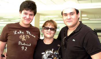 14042006 
Manuel Quiroz viajó a Mazatlán, lo despidieron Magdalena y Manuel.