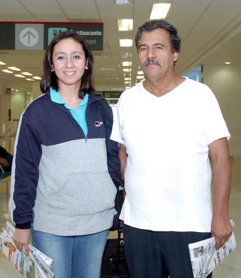 15042006 
Gaby Landeros llegó procedente de Guanajuato, la recibió el señor César Landeros.