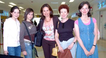 15042006 
Rosalía Salas y Nena Beltrán llegaron de Ciudad Juárez, las recibieron sus familiares.