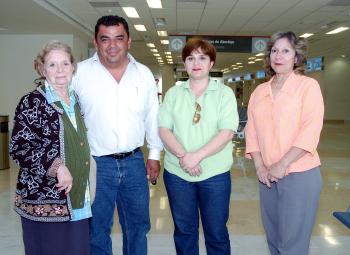 15042006 
Yolanda Ochoa viajó a Guadalajara, la despidieron José, Eugenia y Juanita.