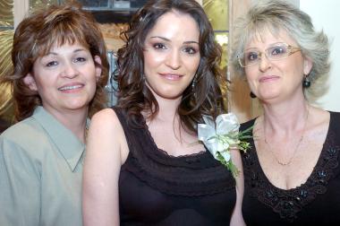 16042006  Lara Rodríguez Vivanco acompañada por su mamá, Laly Vivanco de Rodríguez y su suegra, Bertha Ramírez de Valero, quienes le ofrecieron una despedida de soltera por su próxima boda
