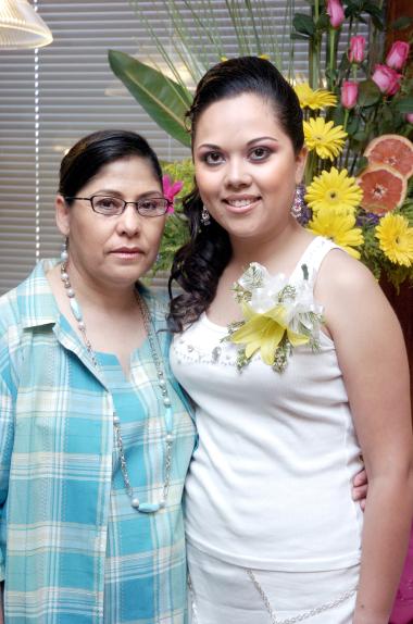 16042006 
Rocío de la Rosa Pérez acompañada de su futura suegra, María Esther Rivas de Soto, anfitriona de su despedida de soltera.}