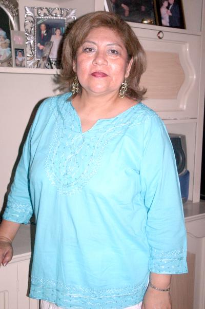 16042006 
 La Señora Pola Flores de Marín festejó su cumpleaños, con un agradable convivió en días pasados