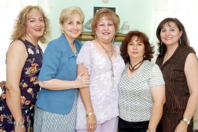 16042006 Patricia González Vázquez acompañada de sus amigas, en el convivio que le ofrecieron por su cumpleaños en días pasados