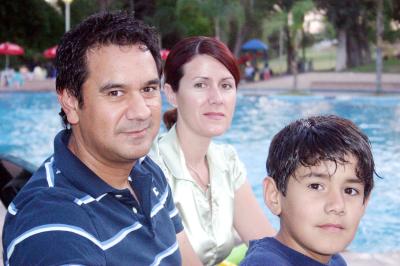 16042006 
Juan Francisco, Mónica y Juan Contreras.