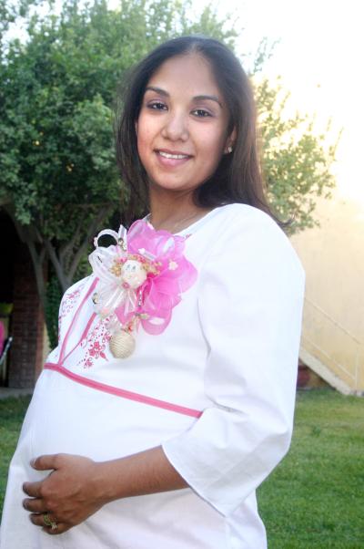16042006 
Cynthia Silva de Barron recibió numerosas felicitaciones el día de su fiesta de canastilla.