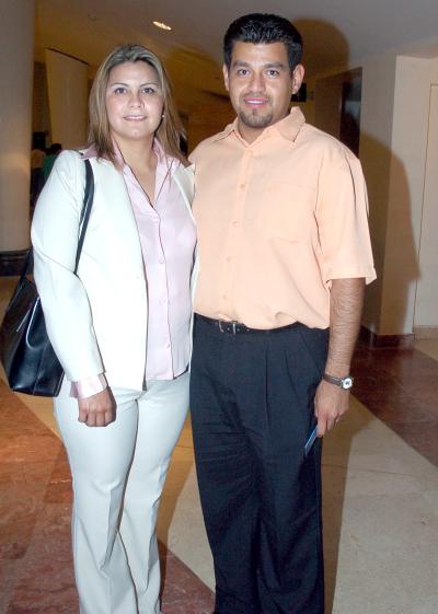 16042006 Giovana de Salazar y Jair Salazar