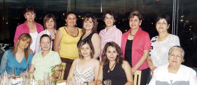 16042006 
Coquis González en compañía de Delia González, Rosy González, Caro de Frausto, Laura de González, Alicia González, Juanira Reyes, Enna, Tere, Eréndira, Tere de González y Naty.