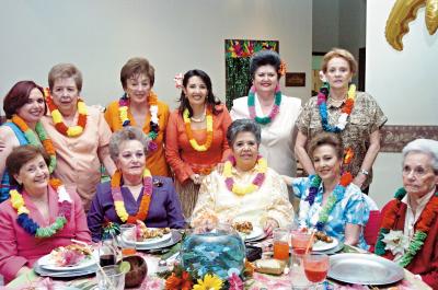 16042006 
La festejada acompañada de Lolita de Rebollo, Enriqueta de Murra, Estela de Reed, Rosita de Torres, Estela de Obeso, Nena de Martínez, Olivia Sada, Lety Von Bertrab y Magdalena Reed.