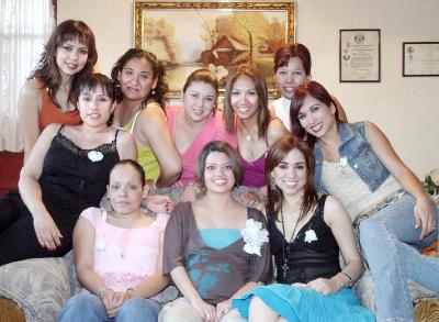 18042006
Diana Alvarado Michel en compañía de sus amigas, en la fiesta que se le ofreció por el próximo nacimiento de su bebé.